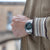 Pulsera de hombre con esfera verde en la muñeca, correa de acero inoxidable
