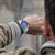 Reloj cronógrafo para hombre en la muñeca con esfera azul y correa de acero inoxidable.