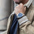 Reloj cronógrafo para hombre en la muñeca, esfera azul en brazalete de metal.