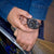 Reloj cronógrafo para hombre en la muñeca con esfera negra y correa de camuflaje.