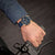 Reloj Festina para hombre en la muñeca con correa azul y esfera multicolor