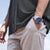 Reloj deportivo para hombre en la muñeca con esfera azul y correa de acero inoxidable