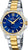 Elegante mujer con esfera azul, correa metálica oro-plata y bisel decorativo