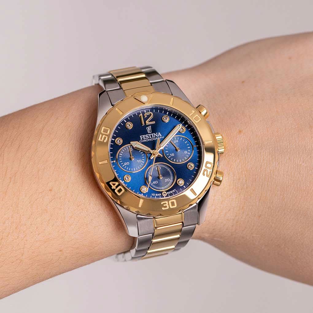 Reloj de mujer: esfera azul, detalles dorados, brazalete de acero inoxidable con subesferas de cronógrafo.