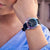 Reloj Festina para mujer en la muñeca, cristal de zafiro azul iridiscente, esfera negra, correa negra.