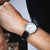 Reloj Festina para hombre en la muñeca con correa de cuero negra y esfera blanca