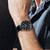 Reloj Festina para hombre en la muñeca, esfera negra y correa de cuero negra