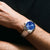 Reloj de hombre en la muñeca: esfera azul y correa de acero inoxidable