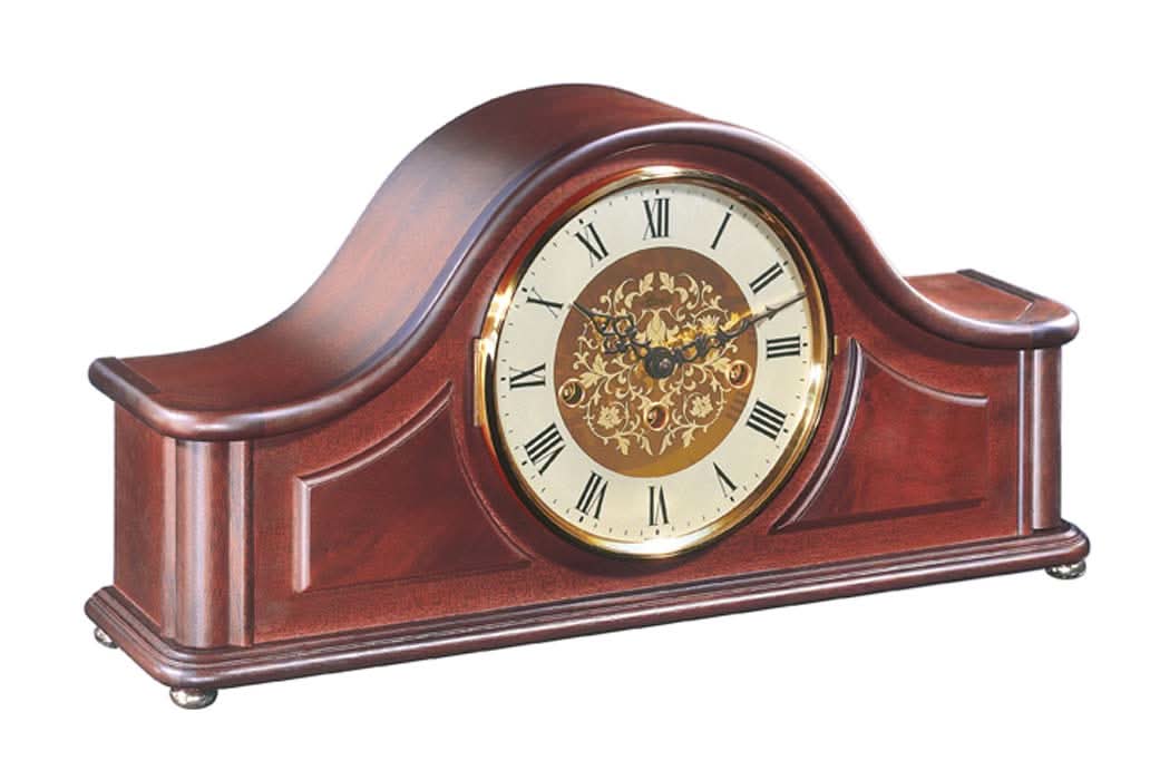 Reloj de mesa de madera con esfera redonda, números romanos y mecanismo dorado