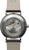 Reloj de hombre con fondo visible, caja plateada y correa de cuero marrón