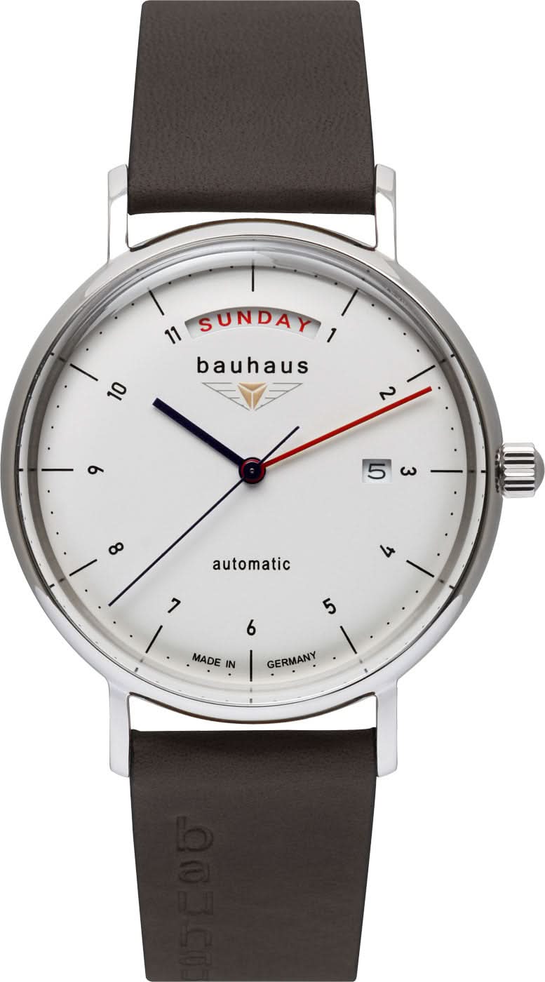 Reloj de hombre con caja plateada, esfera blanca y correa de cuero marrón