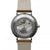 Pulsera de hombre con fondo de caja transparente, movimiento visible y correa de cuero marrón.