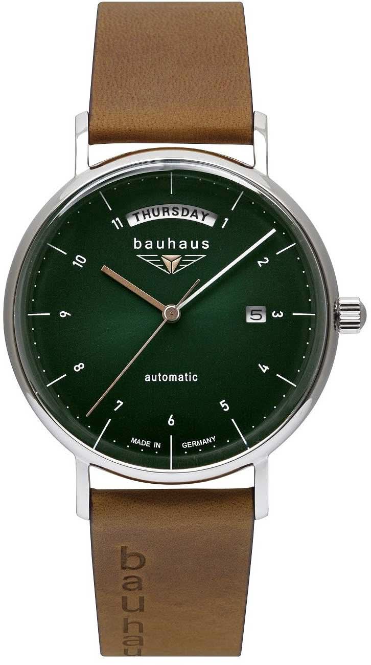 Pulsera de hombre con caja redonda, esfera verde y correa de cuero marrón.