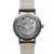 Reloj de hombre con movimiento visible, fondo de acero inoxidable y correa de cuero marrón claro
