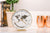 Reloj de mesa con borde de latón y diseño de mapa del mundo en esfera blanca, manecillas doradas