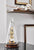 Reloj de mesa con campana de cristal y base de madera, números romanos y mecanismo de engranaje visible
