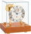 Reloj de mesa con mecanismo visible, esfera redonda y base de madera bajo cristal