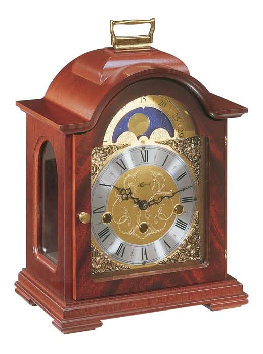 Reloj de mesa de caoba con esfera redonda y marco ornamental, frontal cerrado