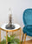 Reloj de mesa con campana de cristal y base negra, mecanismo mecánico en el interior
