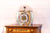Reloj de mesa con cúpula de cristal y carcasa de latón; esfera redonda a la vista