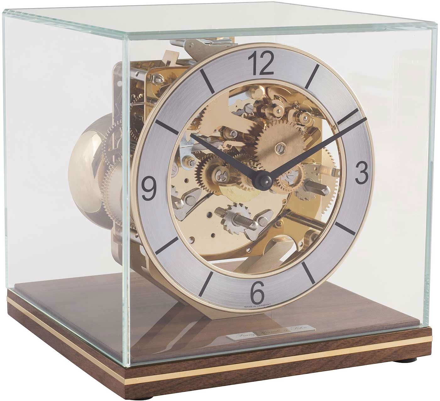 Reloj de mesa con esfera redonda y movimiento expuesto en caja de cristal, base de madera