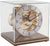 Reloj de mesa con esfera redonda y movimiento expuesto en caja de cristal, base de madera