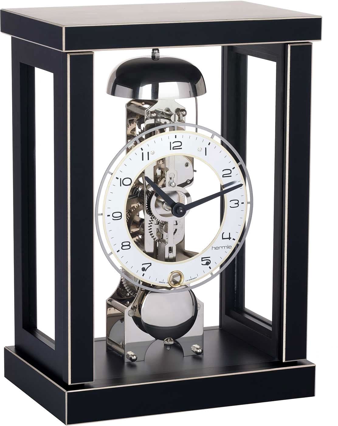 Reloj de mesa de madera con campana de cristal, mecanismo visible y péndulo en caja oscura