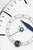 Primer plano de la esfera del reloj con manecillas azules y visualización del mes