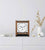 Reloj de mesa de madera sobre base en marco rectangular con esfera blanca