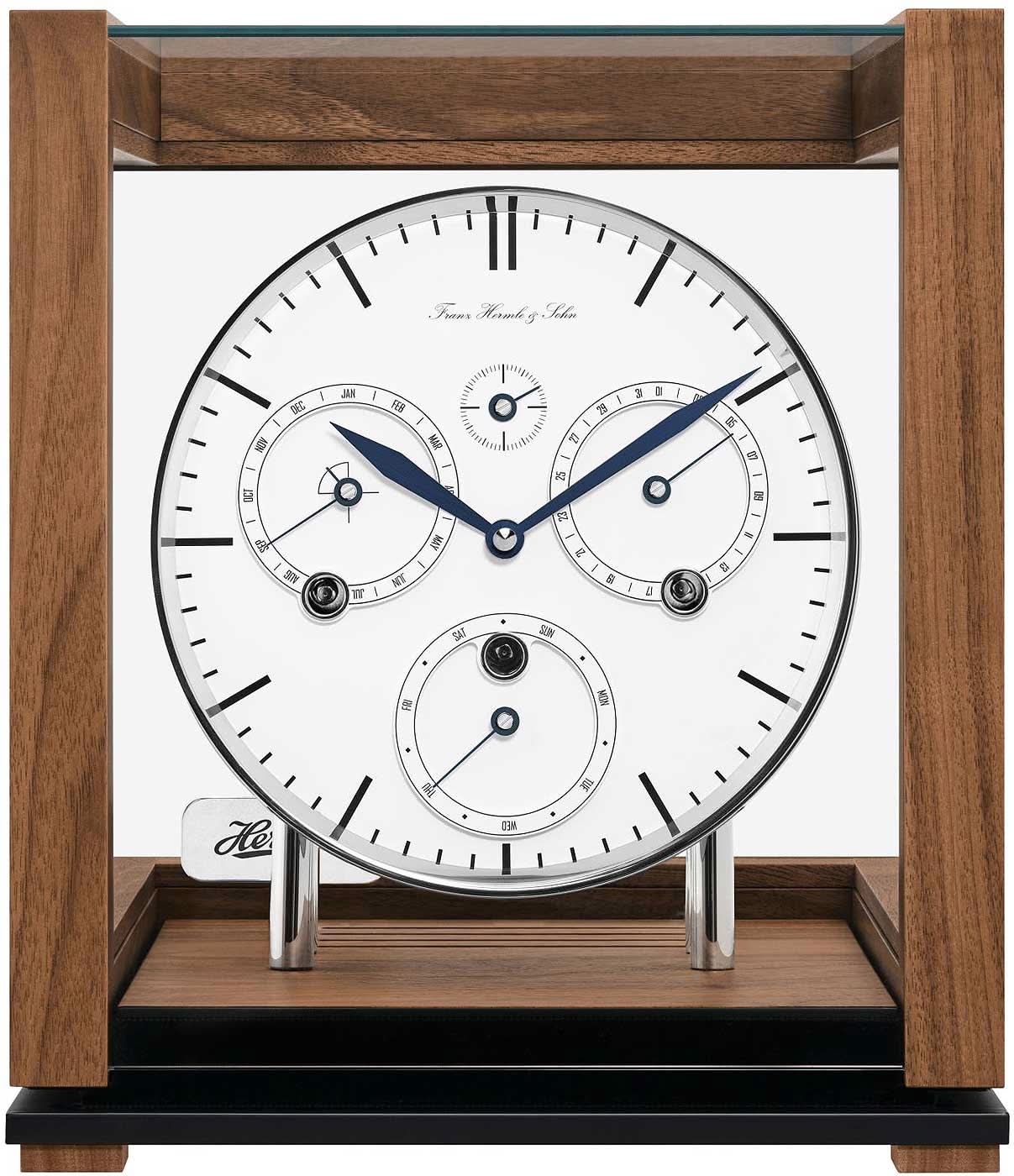 Reloj de mesa de madera con esfera grande y tres subesferas, manecillas azules