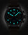 Reloj de hombre con caja y correa negras, esfera oscura con números luminosos
