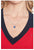 Collar con colgante redondo azul, llevado en el escote