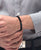 Pulsera Tommy Hilfiger de acero inoxidable, eslabones negros en la muñeca
