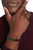 Pulsera de eslabones Tommy Hilfiger en la muñeca, negra con textura y detalles rojos