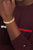 Pulsera de eslabones con eslabones texturizados en tono dorado y pequeño logo en la muñeca