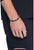 Pulsera de cuero trenzado Tommy Hilfiger en la muñeca, marrón oscuro, placa plateada con rayas