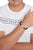 Pulsera de cuero trenzado en la muñeca, azul oscuro, cierre plateado con logo de Hilfiger