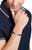 Pulsera de cuero trenzado, diseño de trenza marrón oscuro, pieza central plateada en la muñeca