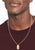 "Collar dorado con colgante rectangular en el cuello de una modelo"