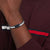 Pulsera de eslabones de acero inoxidable con eslabones plateados en la muñeca, cierre negro