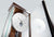 Reloj de pared con esfera redonda blanca, caja de madera y péndulo de metal en cristal