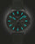 Reloj de titanio para hombre con esfera oscura, índices luminosos y correa de cuero