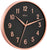 Reloj de pared redondo con esfera negra, bisel en oro rosa y números romanos claros