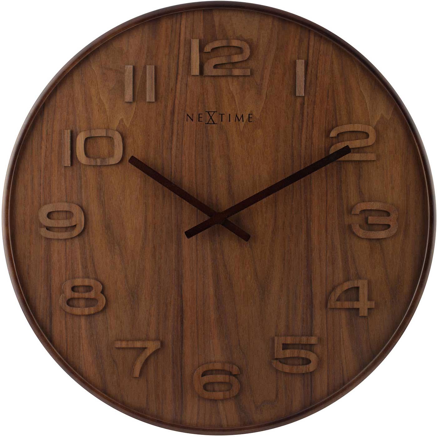 Reloj de pared de madera con números romanos, manecillas negras y caja de madera marrón