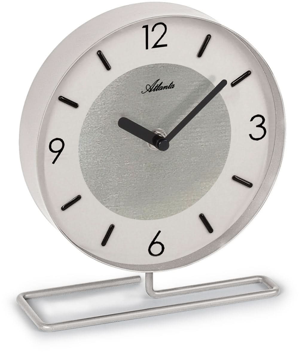 Reloj de pared redondo con marco plateado, esfera gris, números y manecillas negras