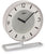 Reloj de pared redondo con marco plateado, esfera gris, números y manecillas negras