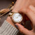Holzkern Sunglister Damen Armbanduhr Weiß • Perlmutt-Zifferblatt • Goldfarben, Bild 5
