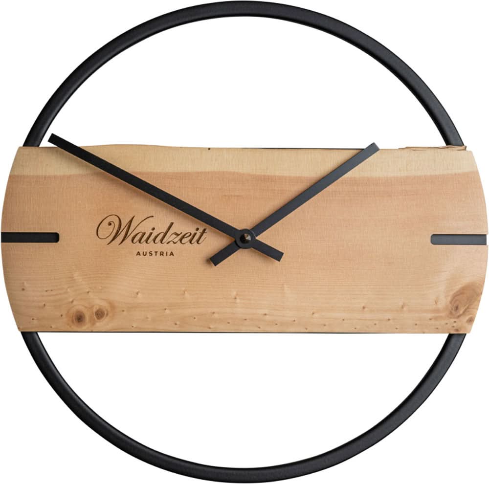 Reloj de pared redondo de madera clara con anillo y manecillas de metal negro.