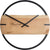 Reloj de pared redondo de madera clara con anillo y manecillas de metal negro.