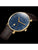 Reloj de hombre sobre fondo oscuro: esfera azul, caja dorada, correa de cuero marrón